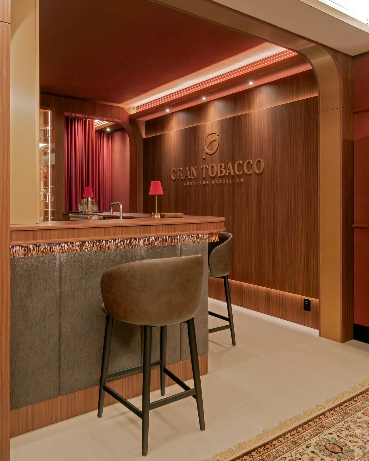 Recepção e bar do Gran Tobacco com a marca gravada na parede de madeira nobre