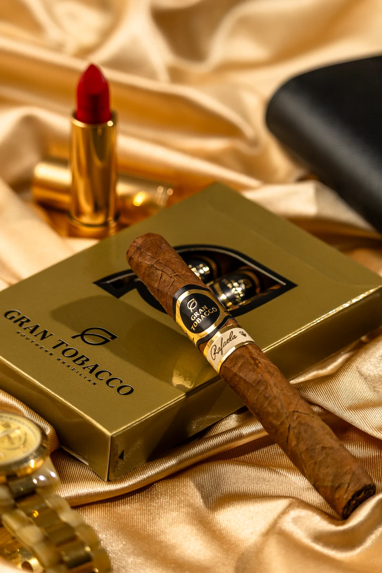 Caixa e charutos autorais Gran Tobacco em preto e dourado
